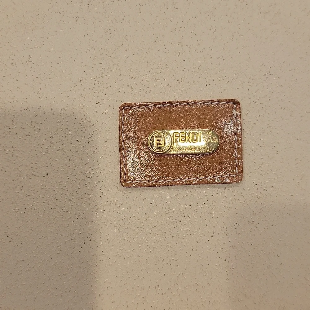 Authentic Fendi vanity kit - Picture 9 of 10